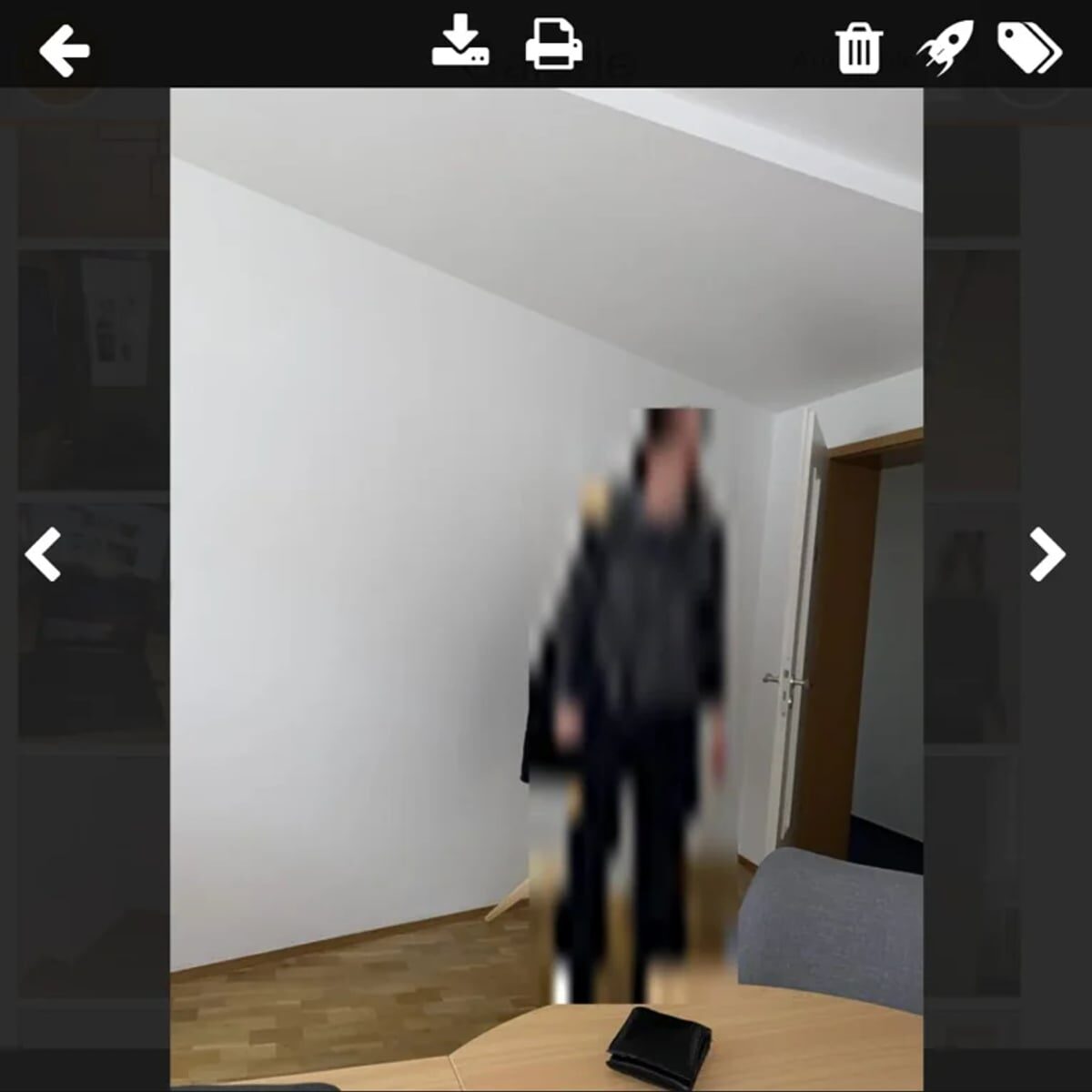 Baustellenfoto, auf dem eine Person automatisch verpixelt ist